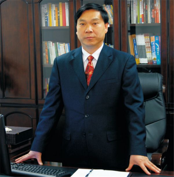 湖南華萊董事長：陳社強 【品牌故事】用感恩之心經(jīng)營黑茶 在千年茶馬古道上，中國茶人用真情和執(zhí)著締造了中國茶的東方神話?！拔覀兊哪繕?biāo)，就是成為弘揚中國茶道文化和最具創(chuàng)新能力的全球領(lǐng)軍企業(yè)！”這是華萊的企業(yè)愿景，更是新時代茶人執(zhí)著耕耘黑茶產(chǎn)業(yè)的時代佳話。 陳社強，湖南華萊生物科技有限公司董事長，擔(dān)任湖南省第十二屆人民代表大會代表，中國茶葉流通協(xié)會電子商務(wù)專業(yè)委員會副主任委員，湖南省茶業(yè)協(xié)會副會長，益陽市工商業(yè)聯(lián)合會副主席，是“中國湘商十大風(fēng)云人物”，“湖南省杰出經(jīng)濟人物”。他以一顆執(zhí)著赤誠的感恩之心，締造著新時代茶馬大道的創(chuàng)業(yè)佳話。 【詳細(xì)】