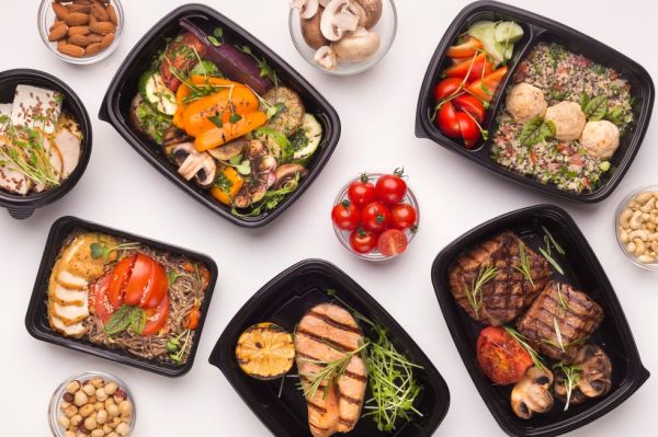 restaurant healthy food delivery in take away boxes