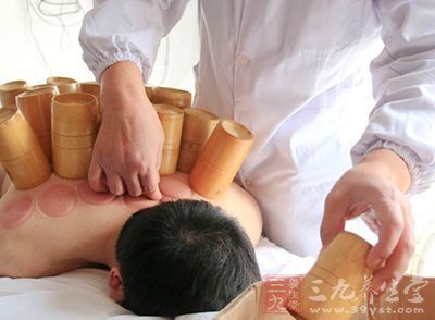 用火罐將寒氣拔出可有效緩解癥狀