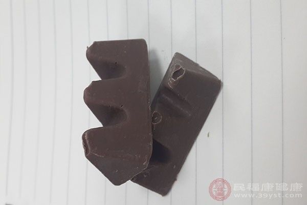 黑巧克力的功效與作用包括保護(hù)心臟、預(yù)防低血糖、緩解腹瀉、預(yù)防感冒、釋放壓力