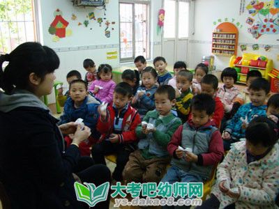 中班健康活動螃蟹賽跑教案配圖二