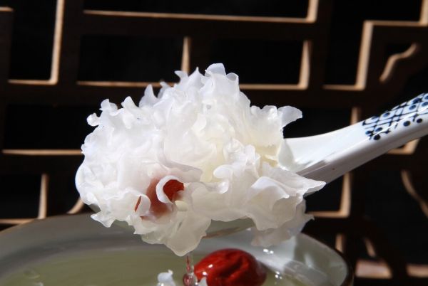 銀耳這10種神仙搭配絕了！好吃又營養(yǎng)，功效翻倍！(圖1)