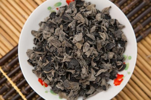 木耳別再亂買了，教你3個(gè)小妙招，一挑一個(gè)準(zhǔn)，好吃還營養(yǎng)
