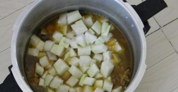 蘿卜燉牛肉不入味？加上這“1步”，蘿卜香軟，牛肉沒腥味