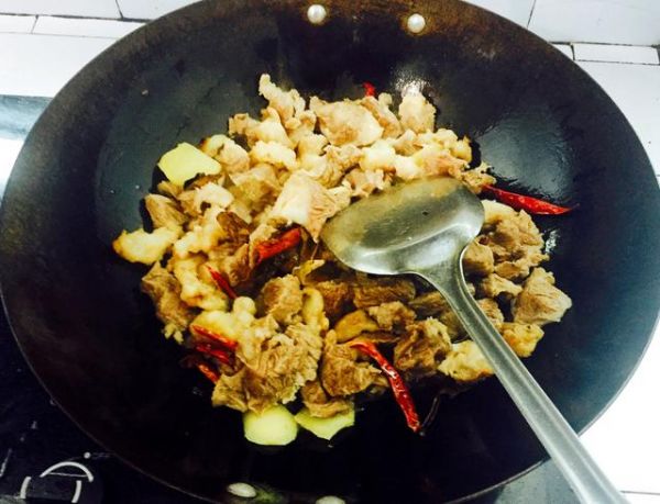 牛肉炖萝卜，怎样才能使牛肉鲜香软烂，教你一招，美味自成