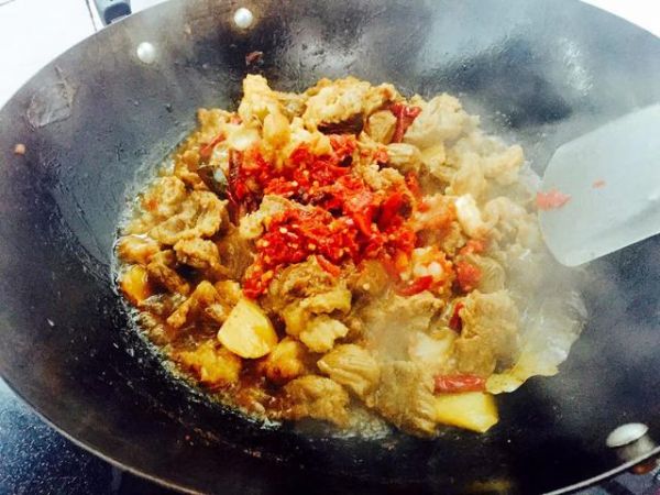 牛肉炖萝卜，怎样才能使牛肉鲜香软烂，教你一招，美味自成