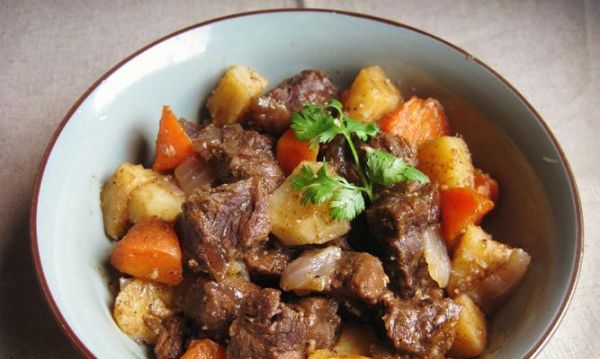 如何燉出營養(yǎng)豐富的牛肉湯（以營養(yǎng)燉牛肉的做法，告別油膩口感，輕松健康煮湯）