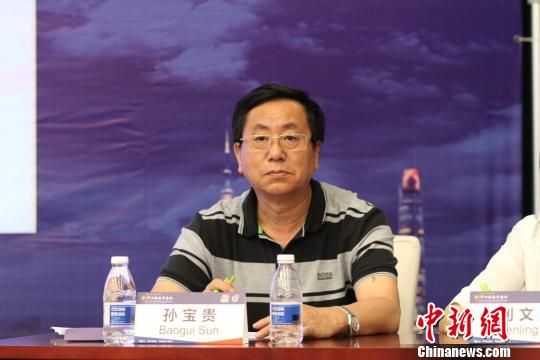 中国心力衰竭学会常务副主委、上海远大心胸医院院长孙宝贵当日表示，高危人群接受心脏专科的体检，对于发现隐患非常重要。　姜静娴 摄