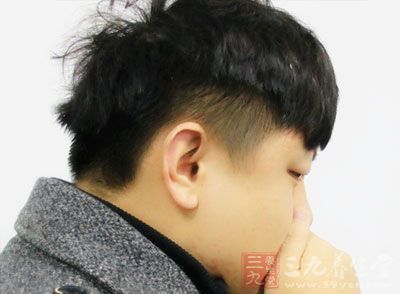 头部点穴：点按风府穴