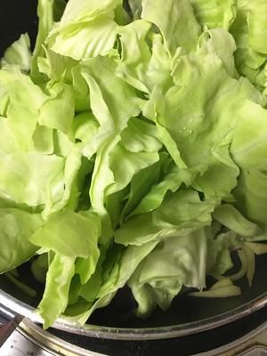 卷心菜炒肉絲的做法 步驟5