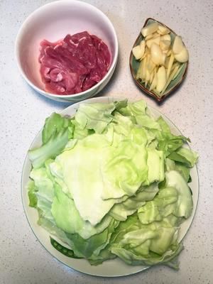 卷心菜炒肉絲的做法 步驟1