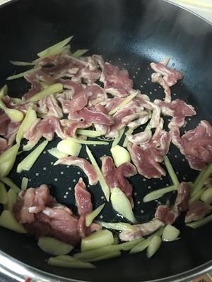 卷心菜炒肉絲的做法 步驟3