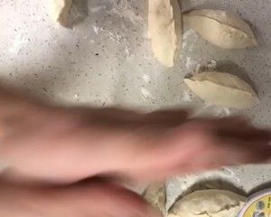俄羅斯卷心菜烤包子/油煎包:小餡餅 Russian Piroski w/ Cabbage & Pork 跟著食物游俄羅斯??的做法步驟 第5步