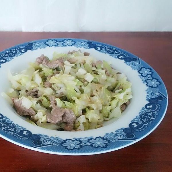 卷心菜炒牛肉的做法