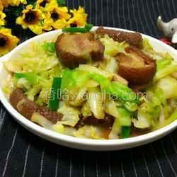 卷心菜炒扣肉的做法[图]
