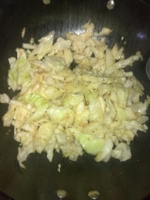 紅薯粉絲包心菜炒肉的做法 步驟3