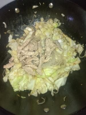 紅薯粉絲包心菜炒肉的做法 步驟5