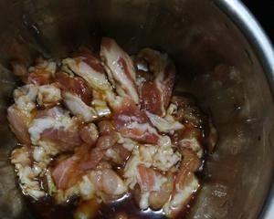 白菜炒肉的做法 步驟3
