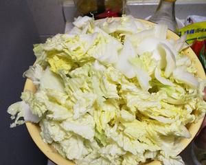 白菜炒肉的做法 步驟1