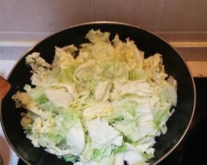 白菜炒肉的做法 步驟6