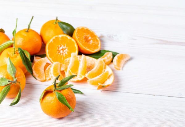 gajos de naranjas en una mesa