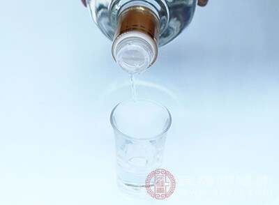 吃一個橙子用來緩解酒精中毒的情況