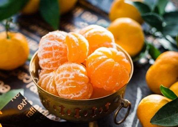 Un bol lleno de mandarinas peladas