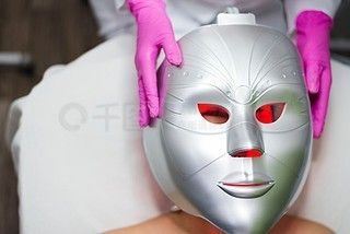 在美容院接受面部護理的女孩