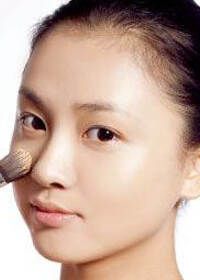 “仙女棒”按壓于暗沉處均勻膚色