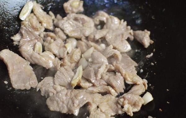 冬天記得要吃這菜，不然又要等來年，一鍋炒營養(yǎng)又下飯