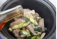 排骨燉筍干的做法