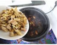 排骨燉筍干的做法