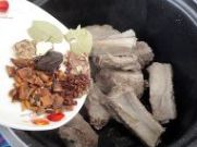 排骨燉筍干的做法