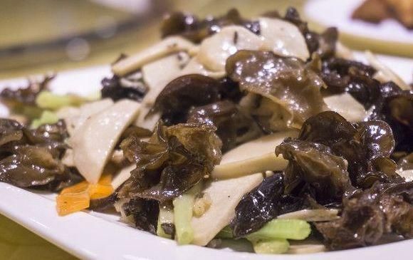 美食推薦：驢肉炒粉，雙椒燒茄子，麻辣吮指蝦，黑木耳炒冬筍