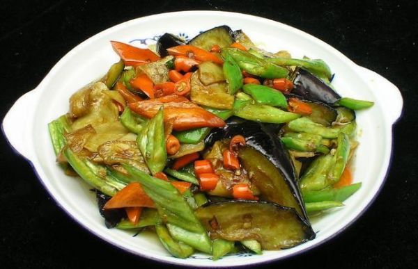 美食推薦：驢肉炒粉，雙椒燒茄子，麻辣吮指蝦，黑木耳炒冬筍