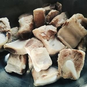 冬筍燉排骨的做法 步驟2