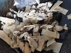 家常冬筍炒肉片的做法 步驟3