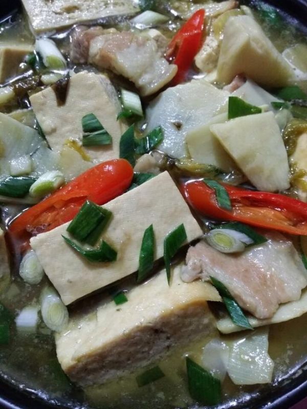 酸菜五花肉冬筍燉凍豆腐的做法