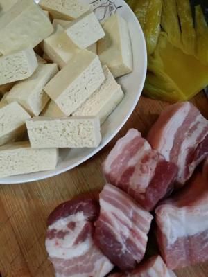酸菜五花肉冬筍燉凍豆腐的做法 步驟1