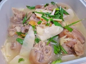 冬筍燉咸豬蹄的做法 步驟2