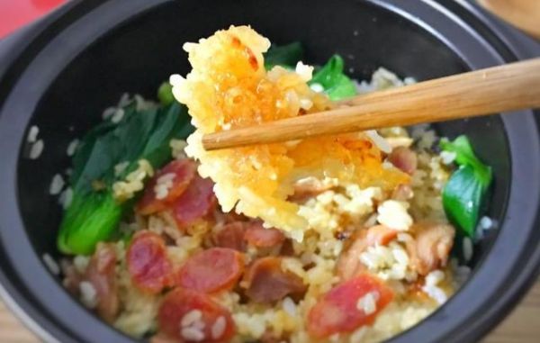 做煲仔飯時(shí)，記住這幾個(gè)要點(diǎn)，鍋巴又香又脆，比飯店做的還好吃