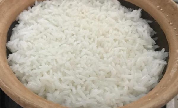 做煲仔飯時(shí)，記住這幾個(gè)要點(diǎn)，鍋巴又香又脆，比飯店做的還好吃