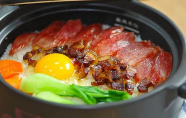 做煲仔飯時(shí)，記住這幾個(gè)要點(diǎn)，鍋巴又香又脆，比飯店做的還好吃