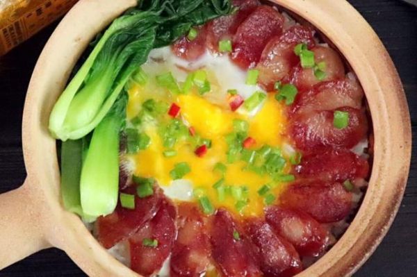 做煲仔飯時(shí)，記住這幾個(gè)要點(diǎn)，鍋巴又香又脆，比飯店做的還好吃