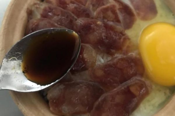 做煲仔飯時(shí)，記住這幾個(gè)要點(diǎn)，鍋巴又香又脆，比飯店做的還好吃