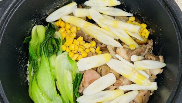 健康低鹽雞肉春筍蔬菜煲仔飯