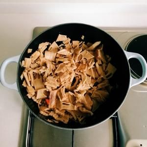 紅燜筍干煲仔飯的做法 步驟3
