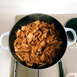 紅燜筍干煲仔飯的做法 步驟4