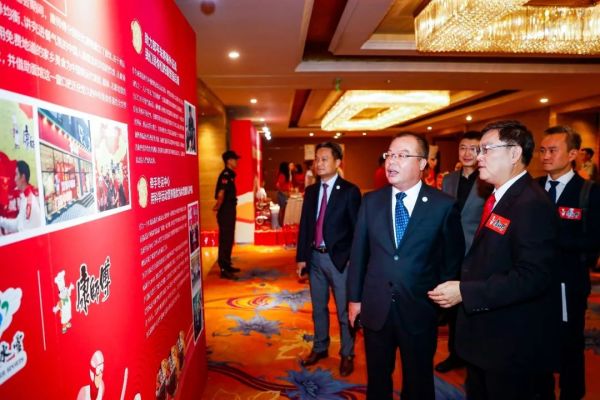 康师傅控股执行长韦俊贤则在接受采访时感动佩服地表示:“冬运中心如此关怀运动员,为他们提供全方位备战保障。我们能够在冬运中心指导和支持下,为冰雪运动员研制开发中国冰雪定制产品,对于康师傅来说是一项开创性