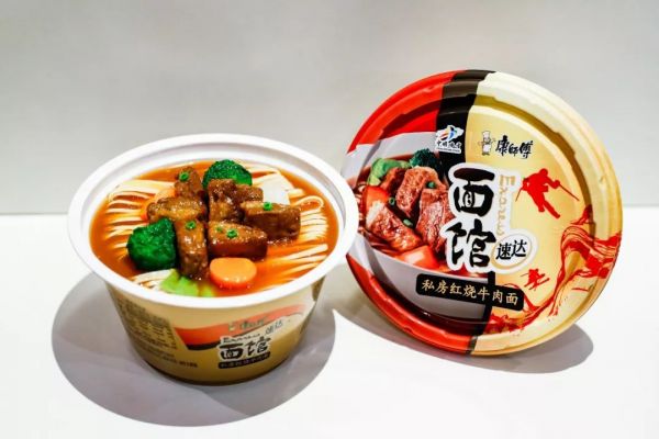 在7月25日,由冬运中心牵头举办的“科技助力冰雪——运动营养膳食论坛”上,冬运中心常务副主任丁东对康师傅交付的首批“中国冰雪定制版康师傅速达面馆”表示了肯定和称赞,同时该产品也受到了冰雪项目各运动队的
